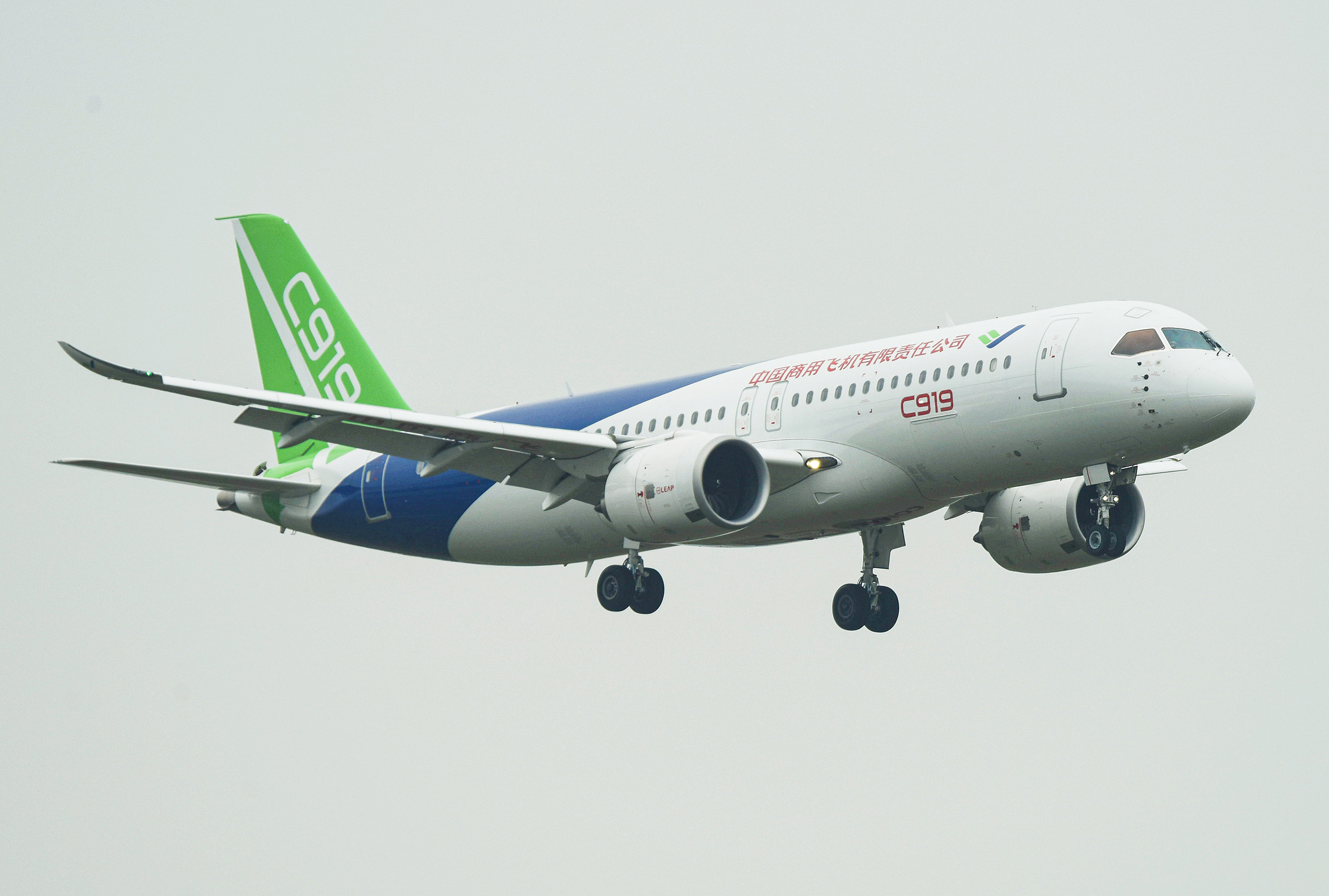 【希少品 1点のみ】C919 1/100 世界初の中国産旅客機 37cm 金属製 世界初 国産旅客機C919「一番機」のエンジンを換装