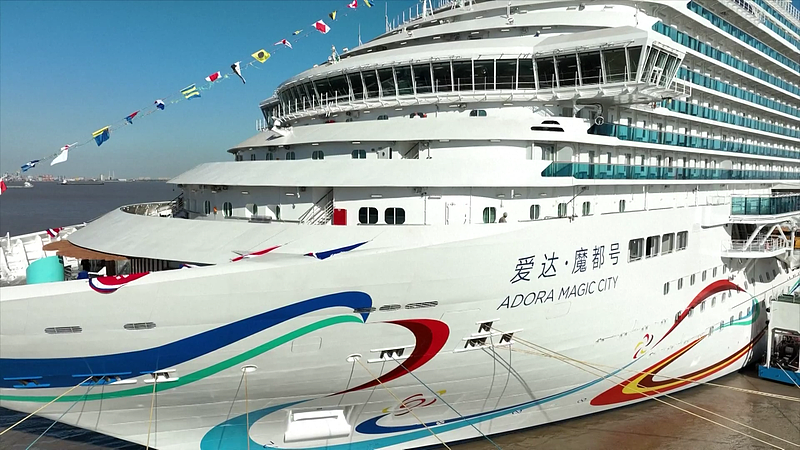 中国初の国産大型クルーズ船の「愛達・魔都号」が港町巡りの旅