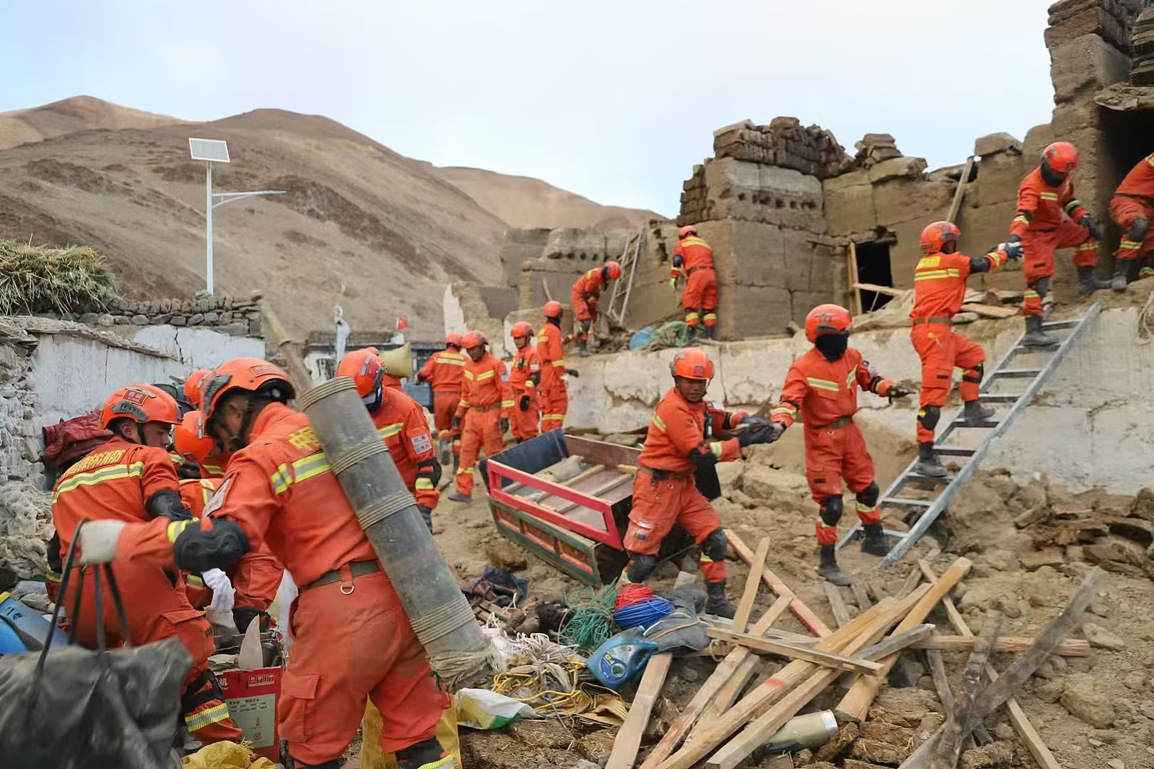 Ekipet e shpëtimit, në ndihmë të të prekurve nga tërmeti në Xizang