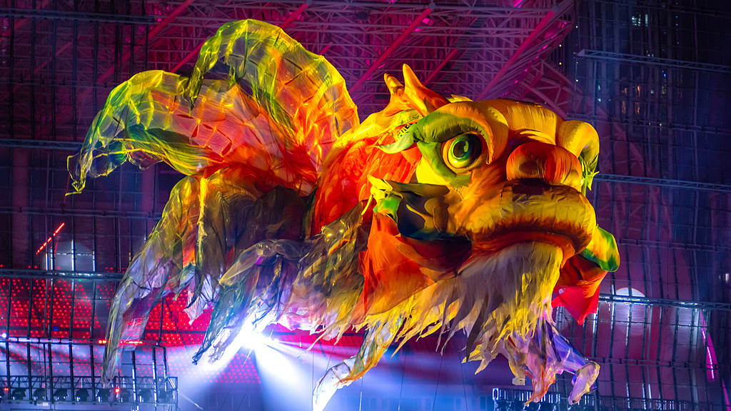 Laimę nešanti būtybė „Ao žuvis“ suspindo Nacionalinių žaidynių atidarymo ceremonijoje