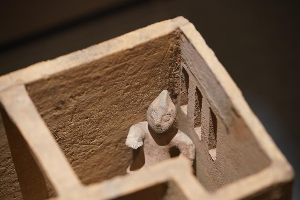 ウルトラマン」に似た中国漢代の陶俑がネットで人気