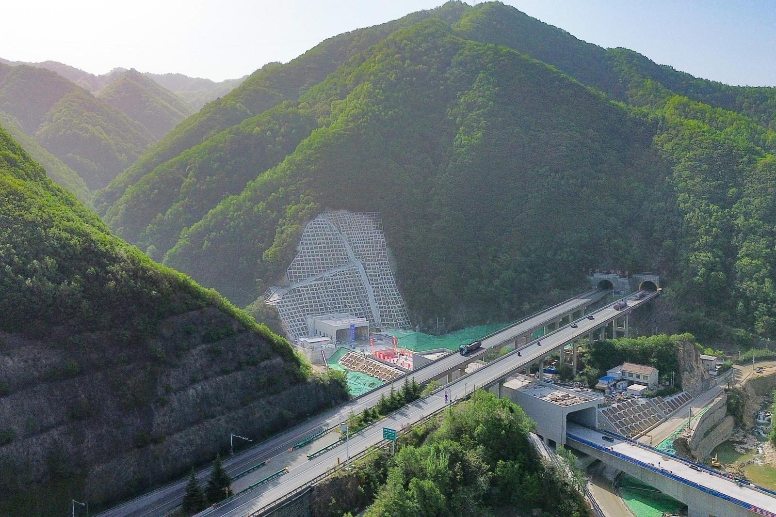 中国最長の高速鉄道トンネルが貫通 全長22.9キロ