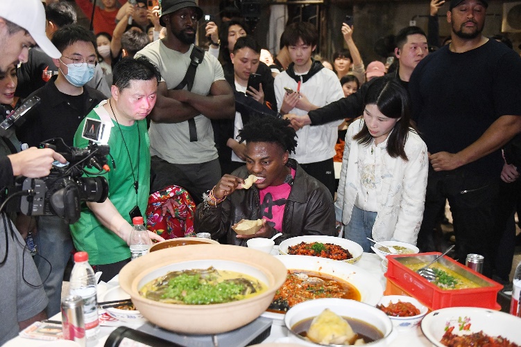 米トップインフルエンサーと中国歌手がデュエット 中国各都市で旅行