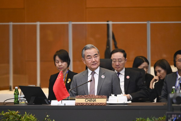 王毅外交部長 ASEANと中日韓の10+3外相会議に出席