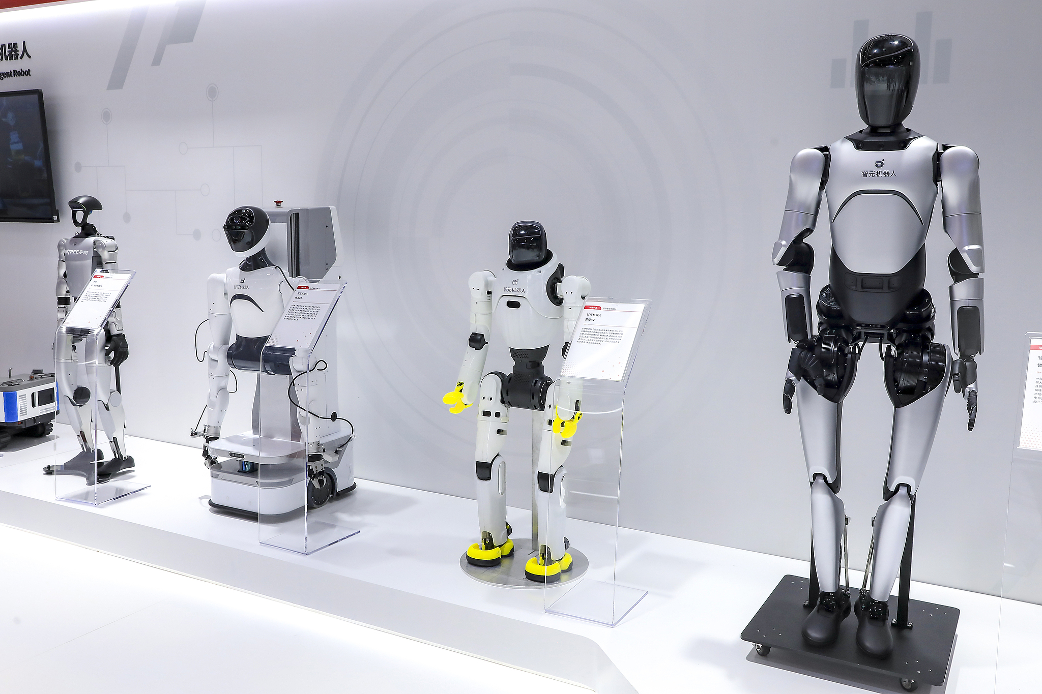 人型ロボット産業に「注文ラッシュ」 導入進む案内・演出分野