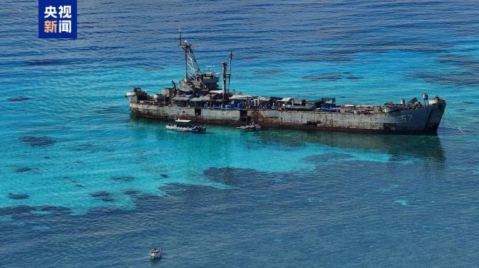 フィリピンの不法「座礁船」の周辺海域に大量のごみ 中国海警局が回収作業