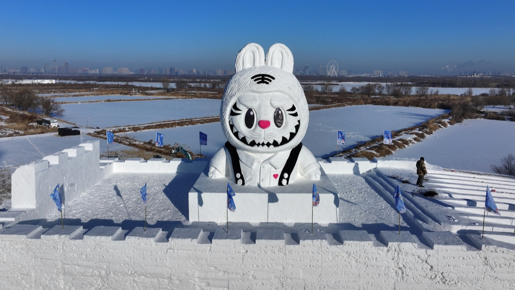 Labubu prisijungia prie milžiniško sniego senio Harbino žiemos atrakcionuose