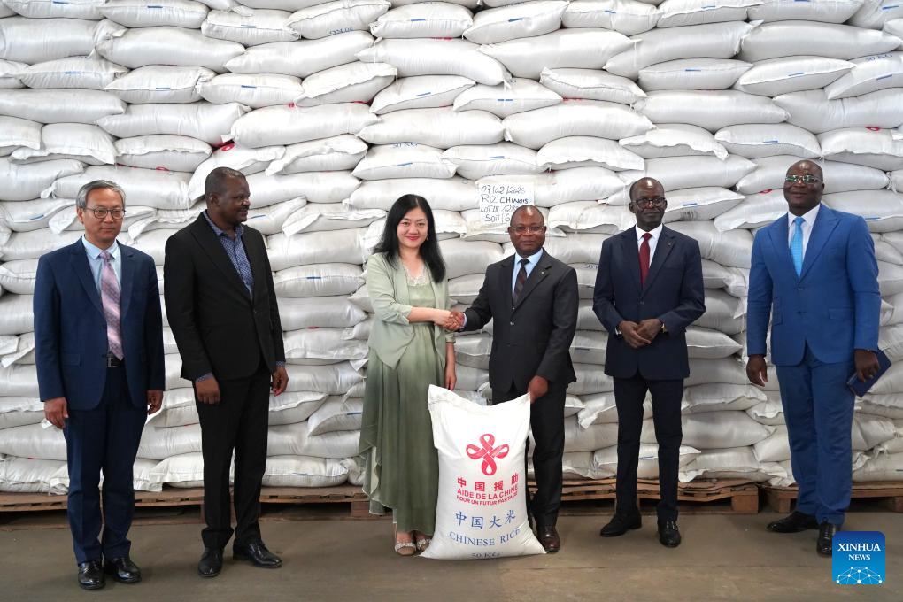 Projekti i ndihmës ushqimore emergjente nga Kina u dorëzua në Togo