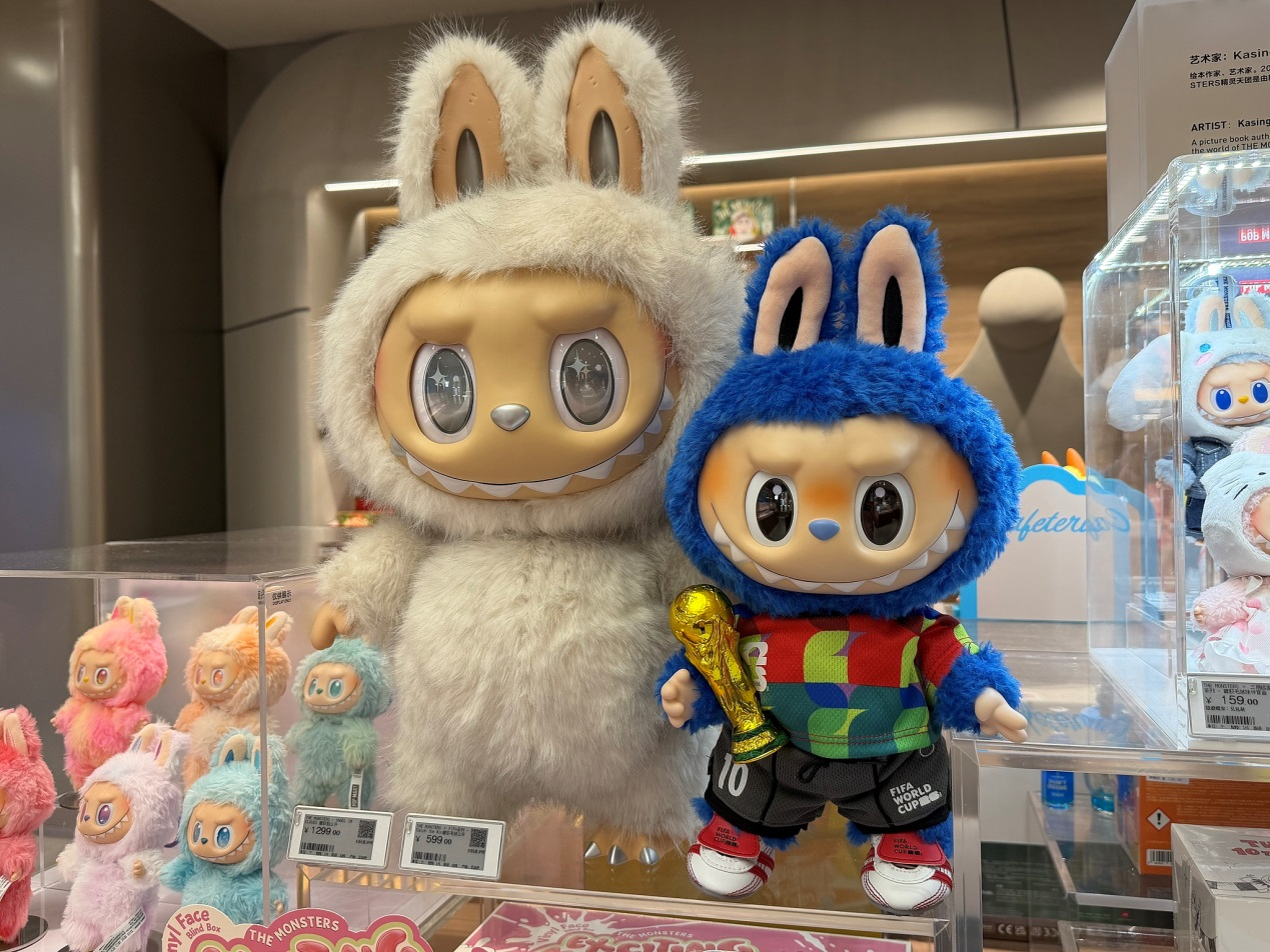 中国発の人気アートトイ「ラブブ」 ワールドカップ開会式に登場