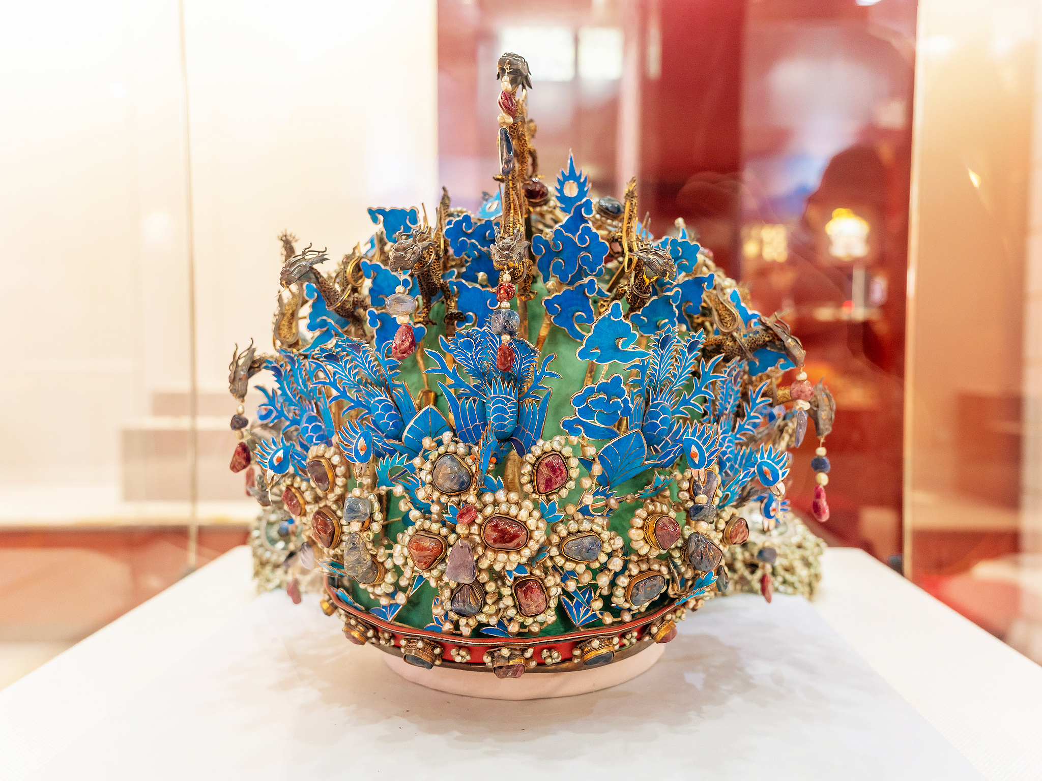 中国古玩 七宝龍鳳瓶　天皇皇后即位十周年記念 中国古代で最も豪華な皇后鳳冠「十二龍九鳳冠」が登場