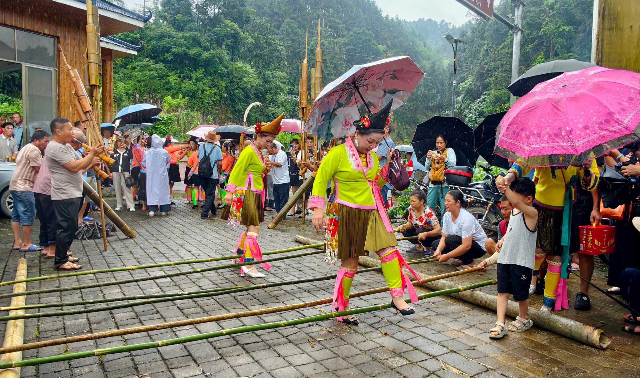 La etnia miao de Guangxi celebra el tradicional Festival del Pescado "Seis de junio"